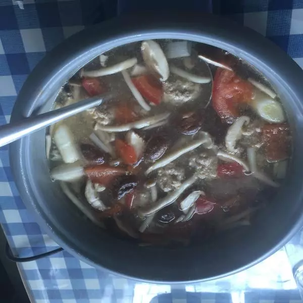 肉元子西红柿汤
