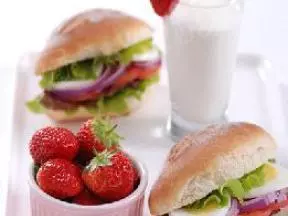 里脊汉堡+草莓酸奶