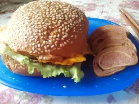 煎蛋火腿漢堡－美味營養的學生早餐