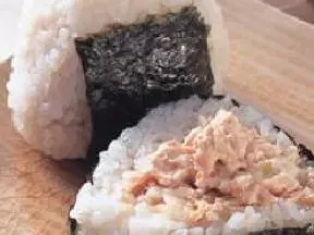 日式鲔鱼沙拉饭团