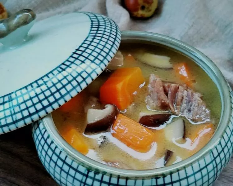 胡萝卜，香菇牛肉汤