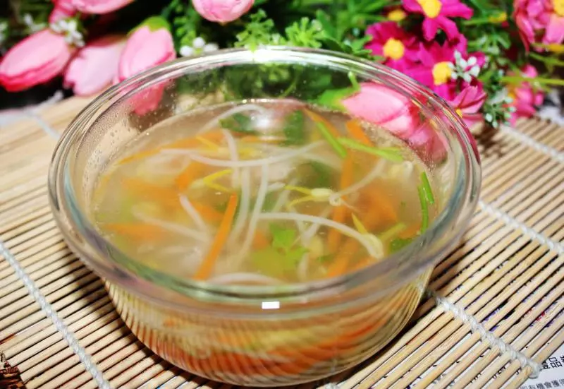胡萝卜芽菜汤