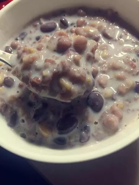 红豆薏米燕麦牛奶粥