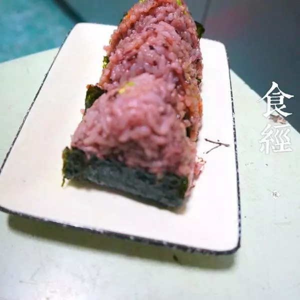 紫米牛油果金枪鱼饭团