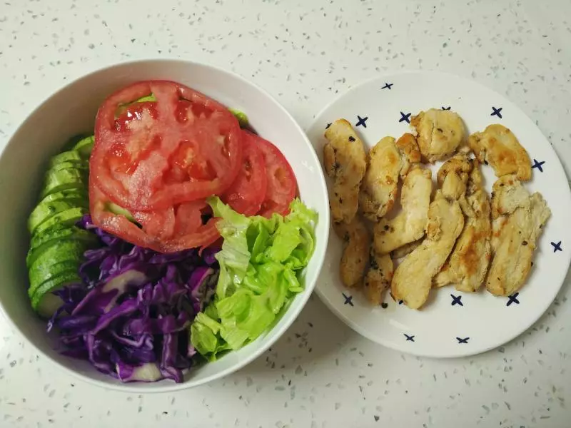 时蔬沙拉+煎黑椒鸡胸肉