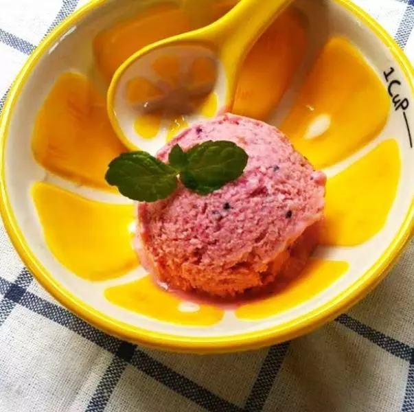 草莓醬火龍果冰淇淋