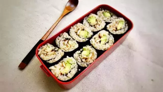 100个easy-to-make菜谱25 | 牛油果香菇寿司