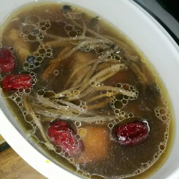 茶树菇红枣大骨汤