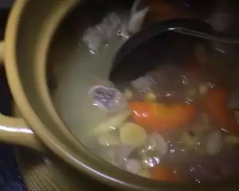 胡萝卜黄豆花生猪手汤