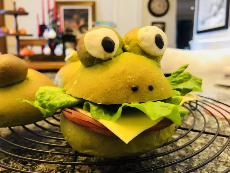 青蛙擠擠麵包和青蛙漢堡——一個麵糰，兩種造型