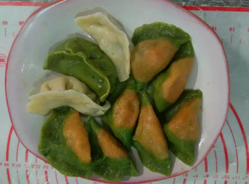 彩色水饺（菠菜，胡萝卜，生玉米粉，面粉加牛奶）