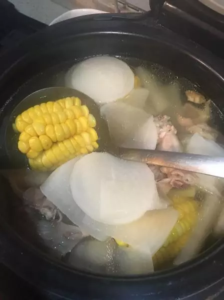 白萝卜玉米土鸡汤(电饭煲)
