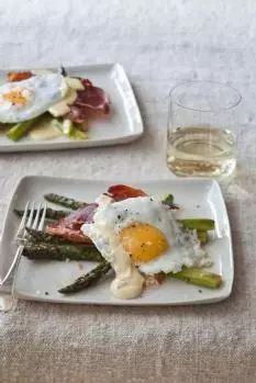 烤炉笋帕尔玛火腿配煎蛋 Roasted Asparagus &amp; Prosciutto