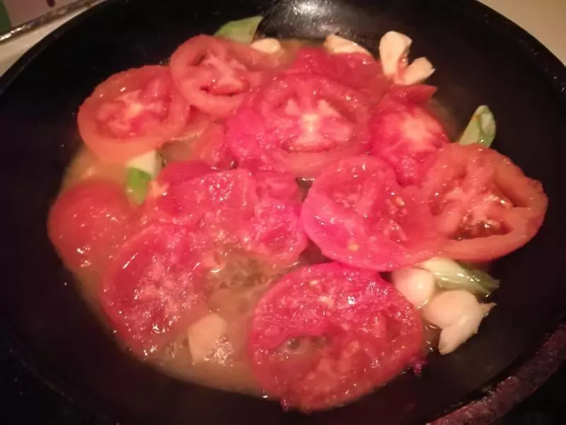 西红柿蘸饺子皮