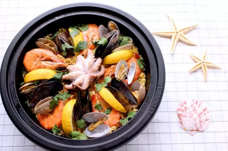?西班牙海鮮飯，以食取暖是基本技能。