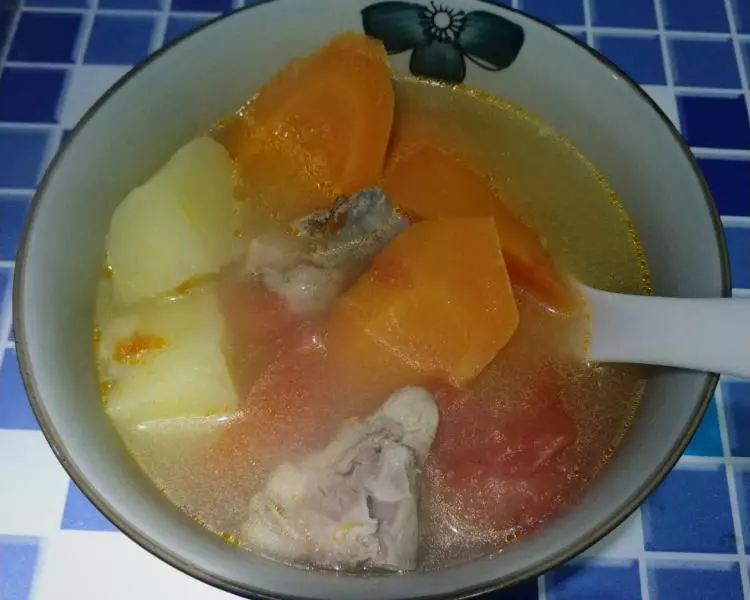 广式靓汤-番茄土豆红萝卜煲脊骨