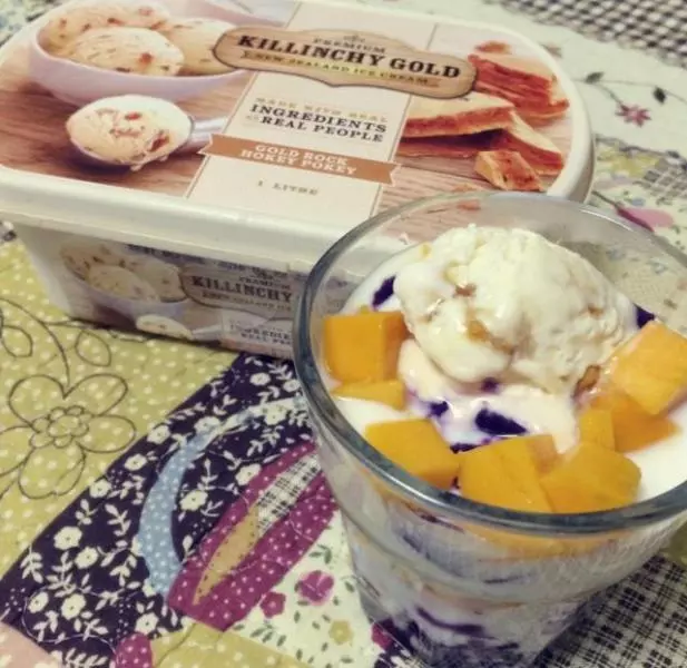 冰激凌水果酸奶杯