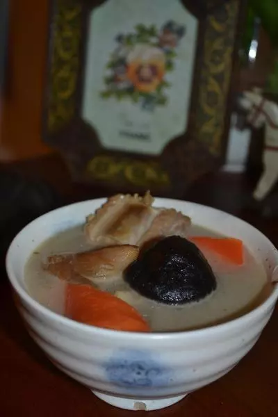 腊排骨炖蘑菇胡萝卜汤