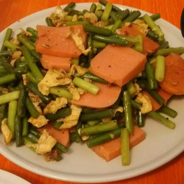 鸡蛋蒜苔午餐肉