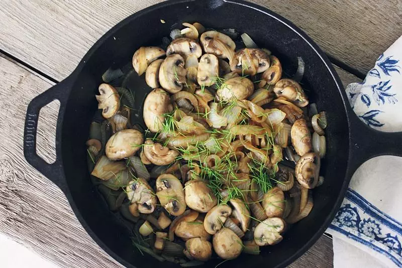 【健康三餐】焦香洋葱煎蘑菇