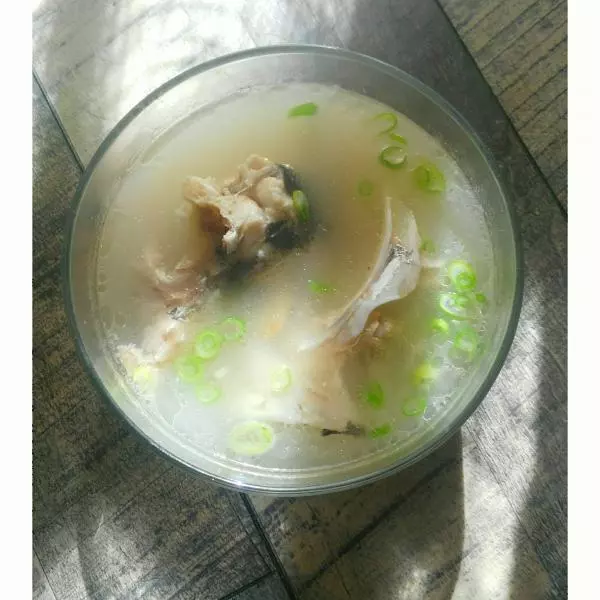 极简单的鱼头冻豆腐汤