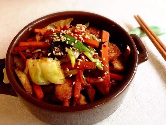 蔬菜多多，韓式泡菜炒豬頸肉