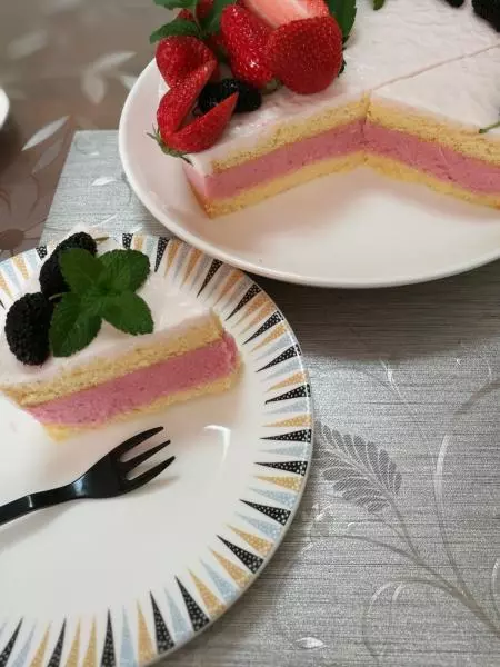 纯酸奶草莓慕斯蛋糕适合夏天吃的蛋糕哦！