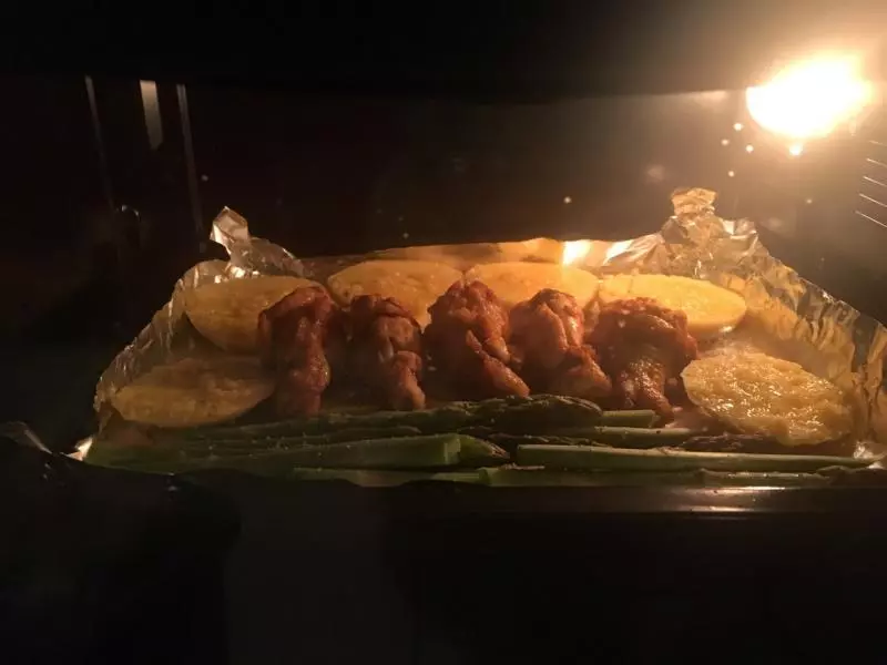 一個人烤箱晚餐——蜜汁烤雞翅、蒜香饅頭片、烤蘆筍