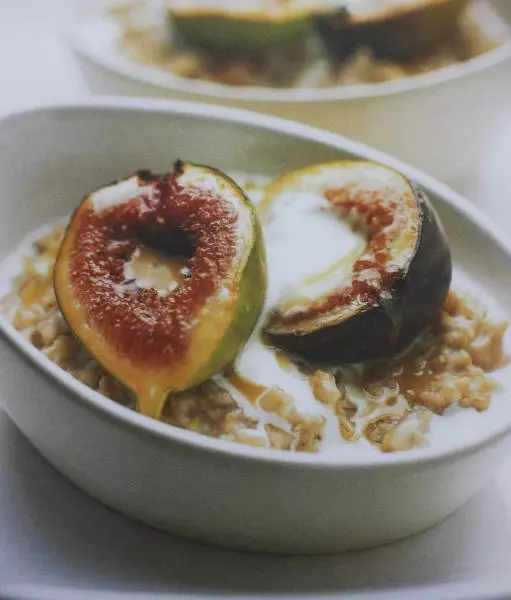 肉桂麦片粥配奶油焦糖无花果Cinnamon porridge with caramel figs and cream