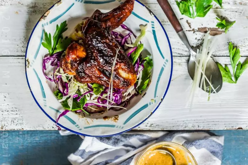 ［欧美风亮调拍摄教学］BBQ酱烤鸡翅配卷心菜沙拉.BBQ chicken wings with cabbage salad.