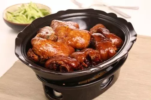 林志鹏自动烹饪锅烹制猪蹄焖鸡-捷赛私房菜
