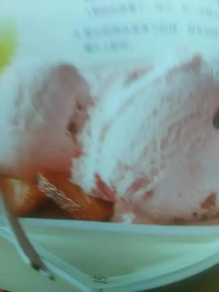 草莓椰奶冰淇淋
