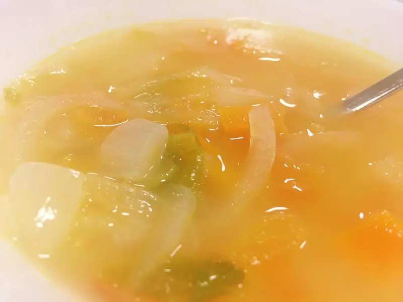 洋葱胡萝卜番茄生菜汤
