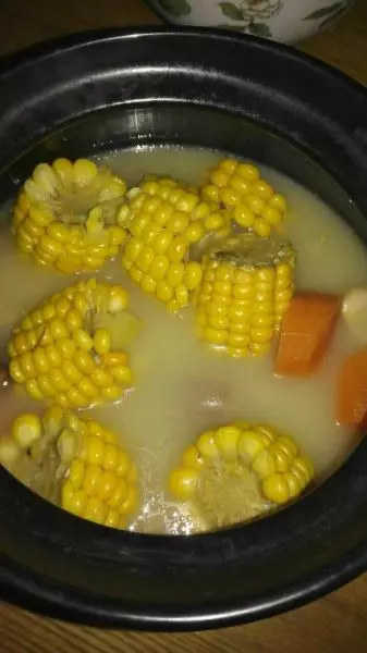 玉米胡蘿蔔豬蹄湯