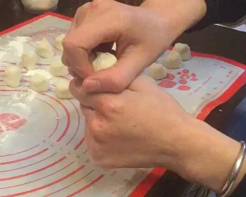 水饺的擀饺子皮与摘剂子