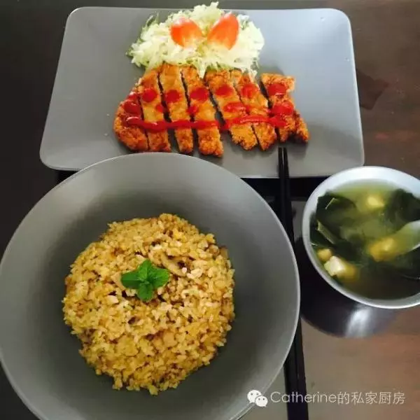 咖喱炒饭配日式炸猪排及味噌汤