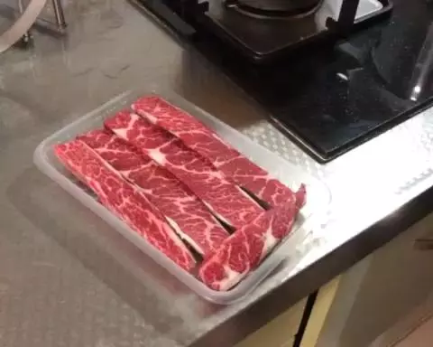 超簡單的煎雪花牛肉