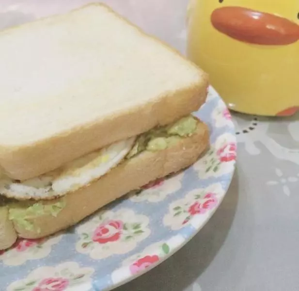 最近每天的早饭-牛油果三明治
