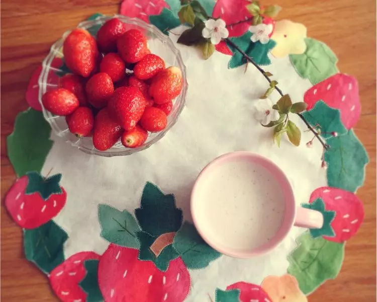 浓郁香甜的草莓奶昔
