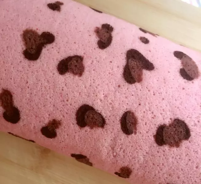 美膩的手繪粉色豹紋香草蛋糕卷