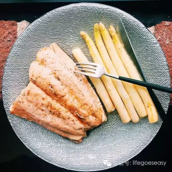 超模廚房｜香煎三文魚配蘆筍