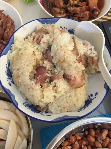 土家族烟熏腊肉蒸糯米饭