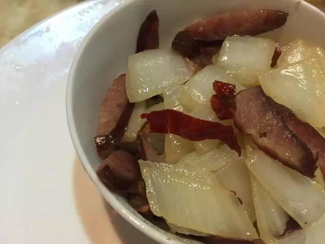 红肠炒白菜梗