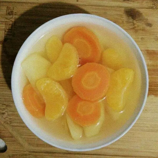 苹果橘子胡萝卜蔬菜水果汤