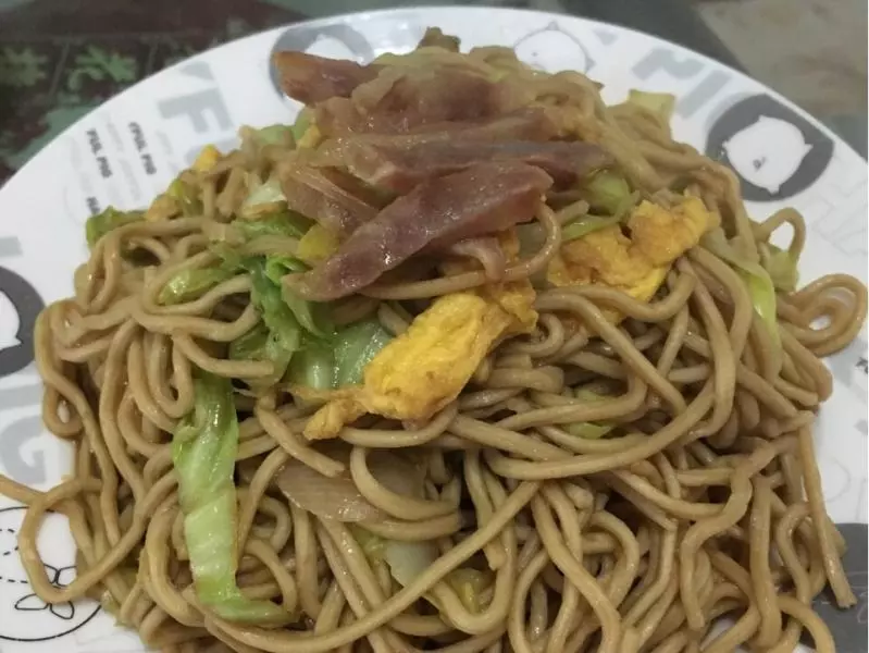 香肠鸡蛋炒面