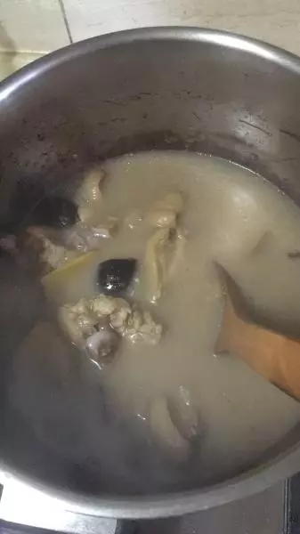 杂菌猪蹄汤