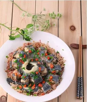 美味创意年菜-萝卜皮丝蒸鳗鱼