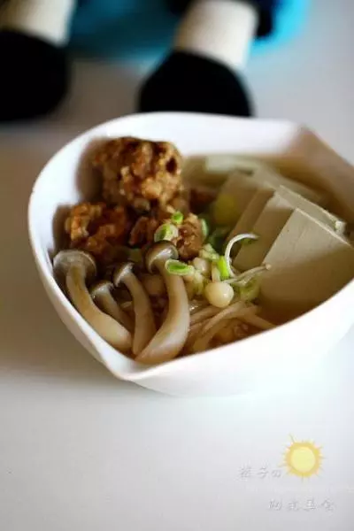 肉圆豆腐菌菇煲