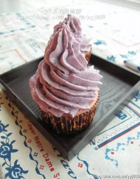 红曲蛋糕配奶油紫薯泥