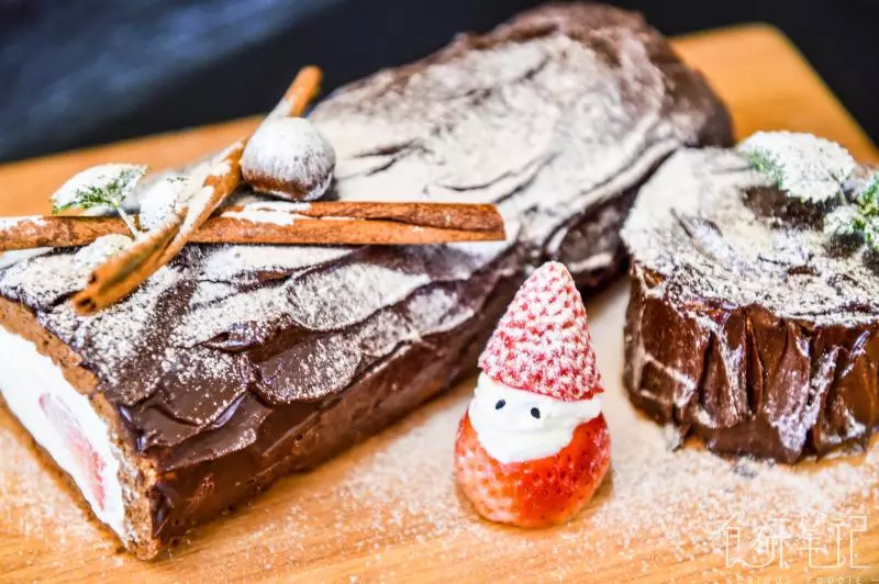圣诞草莓奶油树桩蛋糕